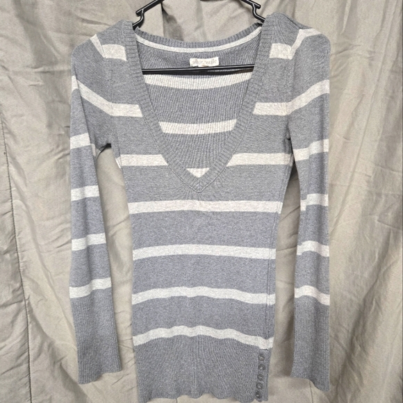 Very cute gray and white striped sweater - Picture 1 of 3